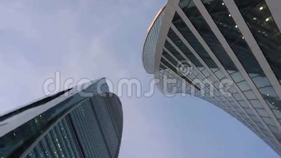 穿过金融区现代不同形状的摩天大楼轮调视频的预览图