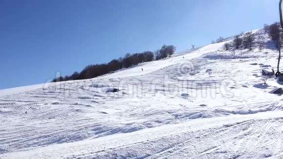 在阳光明媚的冬日里人们可以从轮椅升降台上滑雪视频的预览图