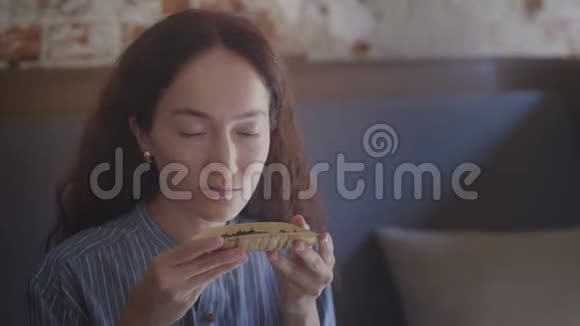靠近女人吸入茶的味道视频的预览图