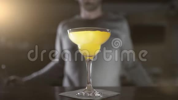 酒保在高杯中用干水果和鸡尾酒吸管完成鸡尾酒在酒吧里做鸡尾酒酒精视频的预览图