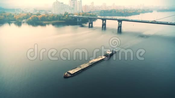 基辅风景优美的空中城市景观和日落时的Dnipro河拖轮辅助驳船含沙散装物料视频的预览图
