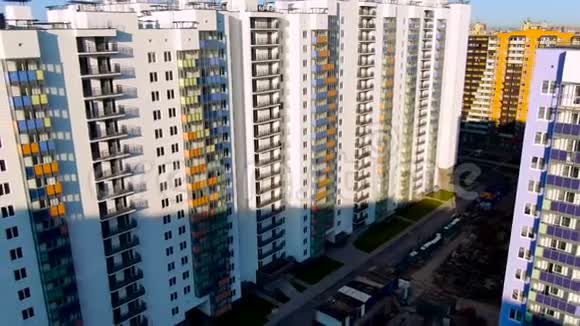 在新的现代城市地区高楼大厦与五颜六色的栅栏动作在发展中国家附近飞行视频的预览图