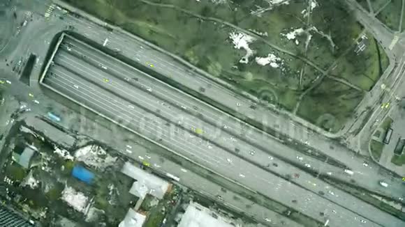 高空俯视图繁忙的城市公路交通的超移视频的预览图