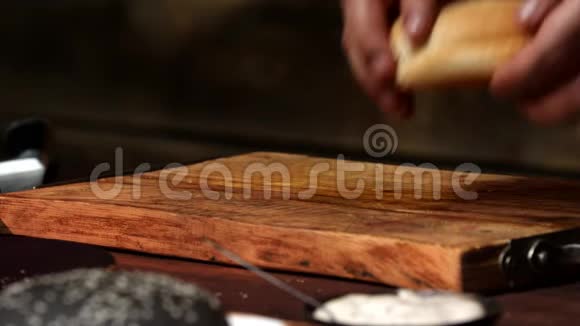 木质砧板上的汉堡包库存录像美味的面包用来煮汉堡美味的食物视频的预览图