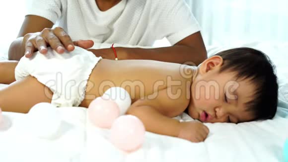 婴儿在床上用手拍视频的预览图