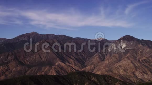 山脉剪影日出空中景观风景黎明阳光山屋村概况野生大自然视频的预览图