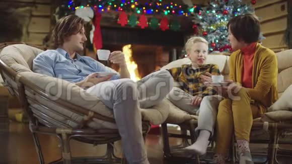 与家人共度圣诞之夜的完美方式视频的预览图