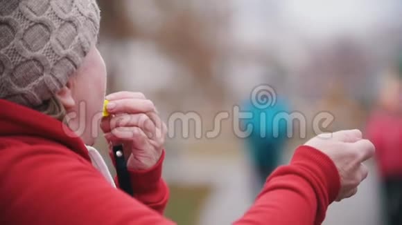 一位老妇人吹口哨两位老妇人开始用北欧的拐杖走路慢动作视频的预览图
