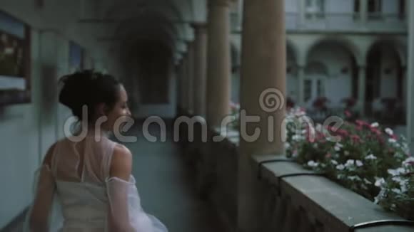 美丽的新娘在柱子之间奔跑意大利建筑有柱子和花的美丽阳台视频的预览图
