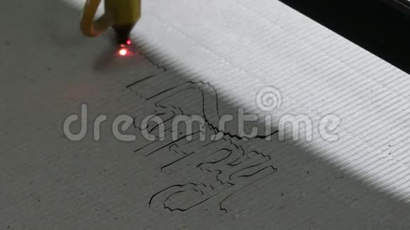 在工厂里一些铭文是用激光装置制成的放在波浪形的白色盘子上视频的预览图