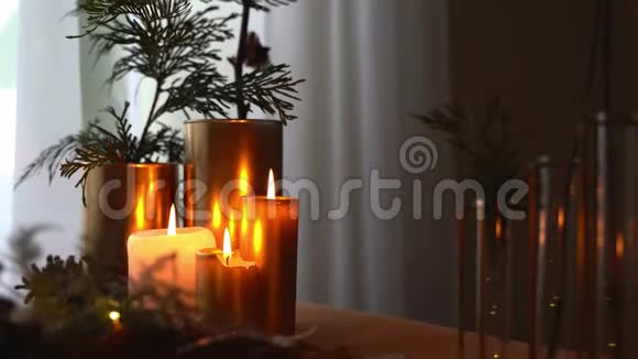 家里有高根蜡烛和松树圣诞节生活舒适的家视频的预览图