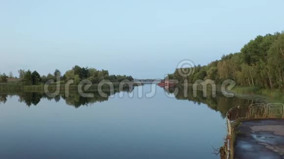 切尔诺贝利地区普里皮亚特河的鸟瞰图视频的预览图
