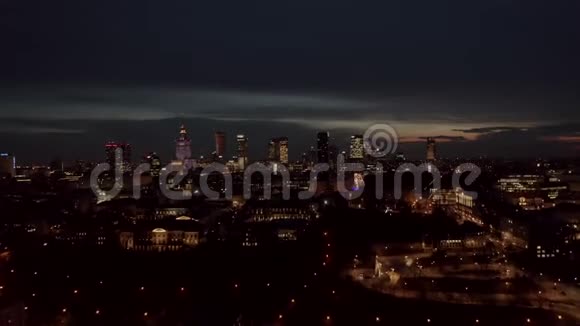 4K晚上拍摄华沙城市的天际线摩天大楼城市建筑的壮观鸟瞰图视频的预览图