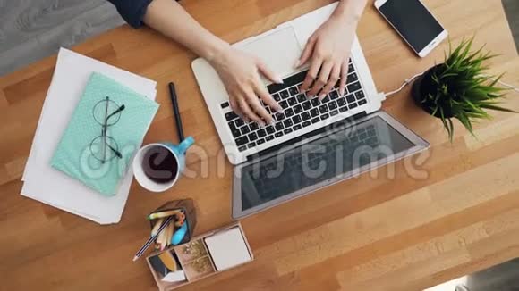 女性在办公室用笔记本电脑打字在工作中交流视频的预览图