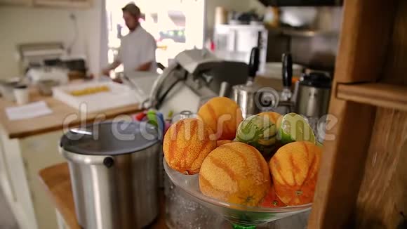 一碗柑橘类水果的特写和一位厨师做的意大利面在背景中模糊了视频的预览图