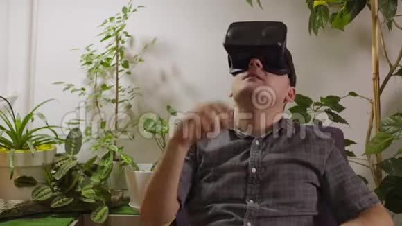 使用虚拟现实护目镜会伤脖子视频的预览图