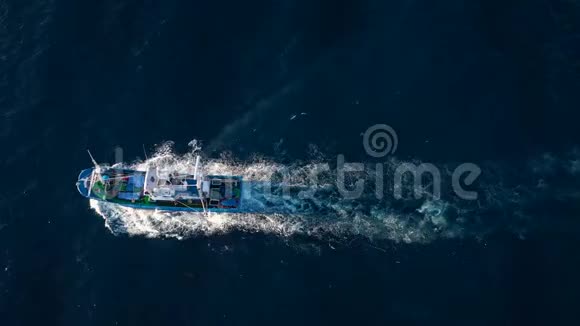 在大西洋航行的渔船的俯视图以不同的速度拍摄加速和正常视频的预览图