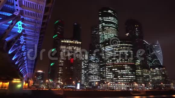 夜城全景摩天大楼霓虹灯照明桥视频的预览图