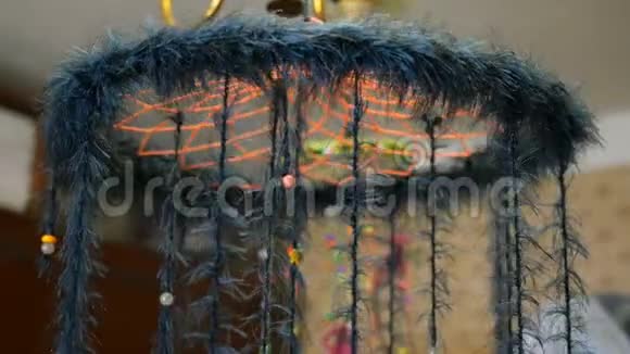 民族装饰波霍别致的捕梦器与珠子和羽毛旋转附近的天花板视频的预览图
