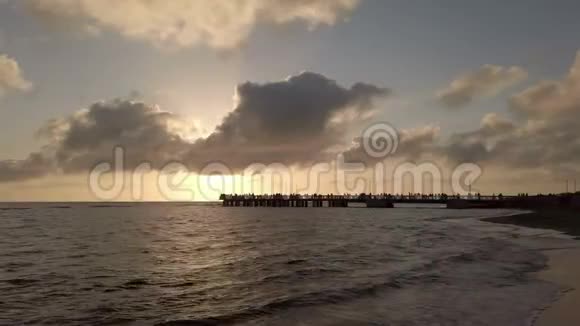 奥斯蒂亚丽多罗马海岸美丽的日落码头景色和剪影视频的预览图