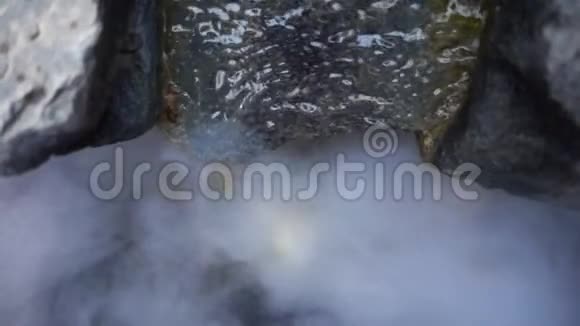瀑布和岩石石头和烟雾视频的预览图