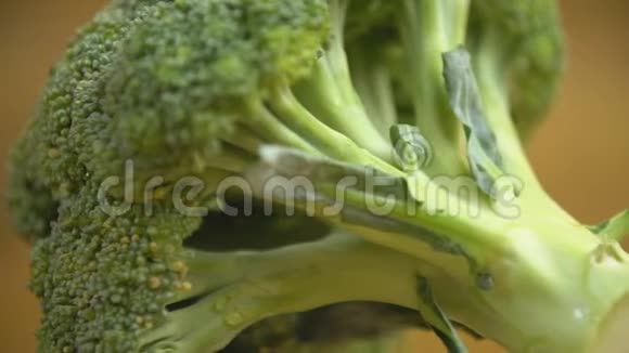木制背景的西兰花蔬菜视频的预览图