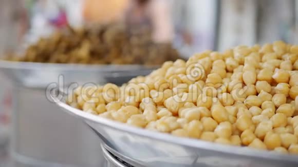 很多热气腾腾的鹰嘴豆在市场上出售街头美食4k视频的预览图