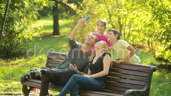 家庭放纵在公园里自拍自拍的虚拟面孔活过滤器视频的预览图