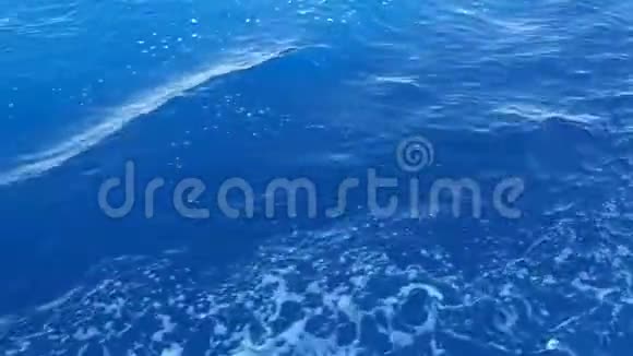海面上有船上的波浪视频的预览图