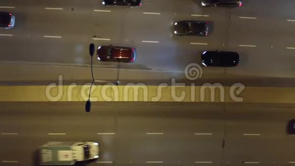 夜间乘坐电车和汽车在高速公路和街道上的空中城市景观视频的预览图