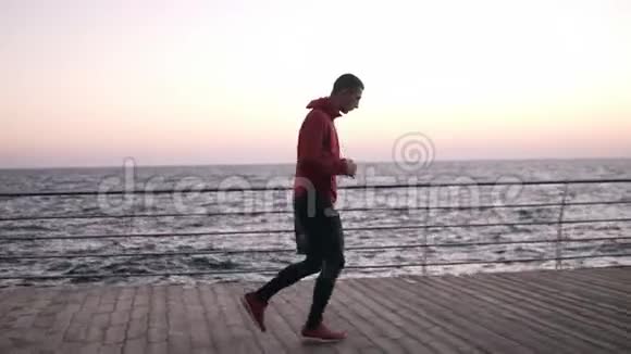 侧视镜头一个年轻运动员慢跑热身前主要训练拳击晨练在附近视频的预览图