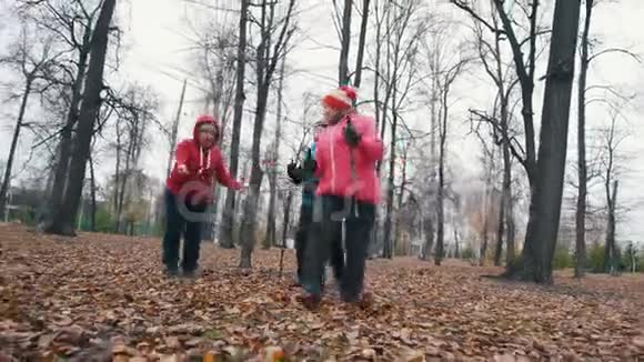 两位老年妇女用北欧的拐杖快速行走视频的预览图