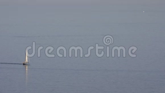 海面上一艘蓝色的小游艇视频的预览图