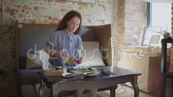 女人在中国餐馆里喝茶视频的预览图
