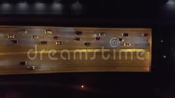 夜间乘坐电车和汽车在高速公路和街道上的空中城市景观视频的预览图