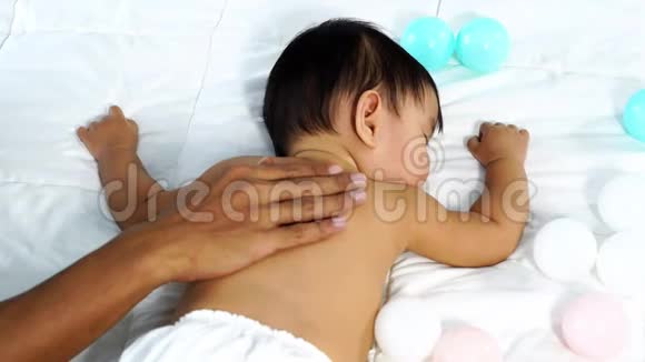 婴儿在床上用手拍视频的预览图