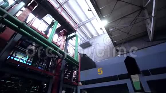 沿厂房管道低角度射影运动视频的预览图