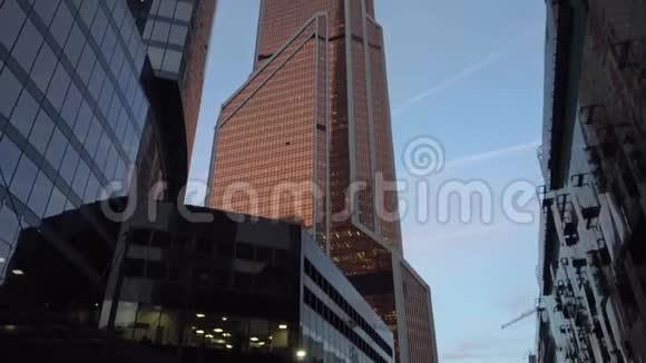 带旋转的全景波纹金融区摩天大楼白天视频的预览图