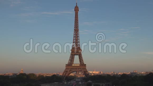 法国巴黎市中心景观与埃菲尔铁塔在傍晚日落红光视频的预览图