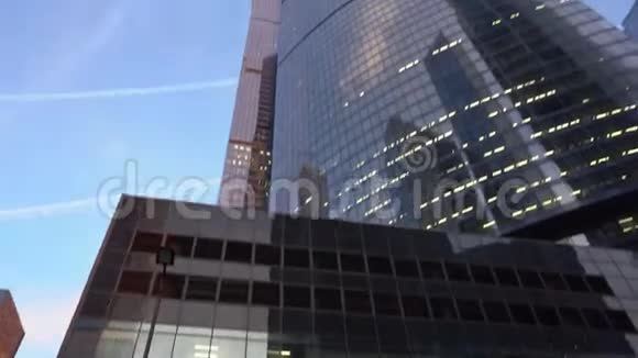 摩天大楼底部视图旋转框架从下到上后移动视频的预览图