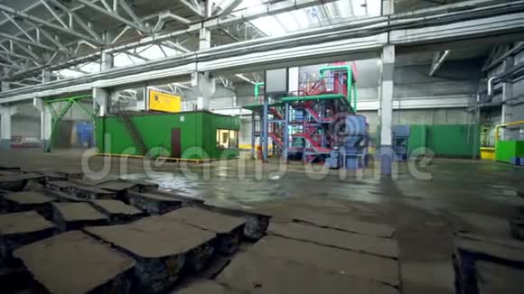 砖桩与厂房建筑的运动视频的预览图