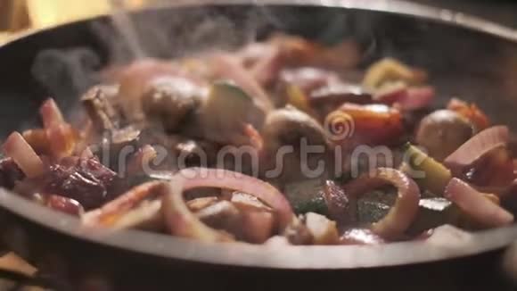 饼干将调味料和葵花籽油洒在蔬菜上缓慢地倒入锅中洋葱西兰花蘑菇视频的预览图