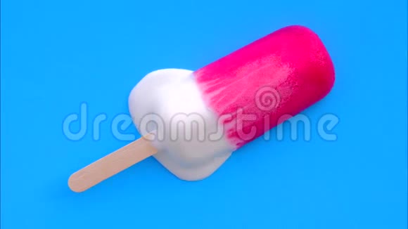 蓝色背景上融化的奶油冰淇淋视频的预览图