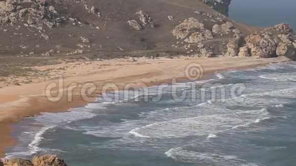 来自黑海的喀尔奇半岛丘陵和岩石海岸视频的预览图