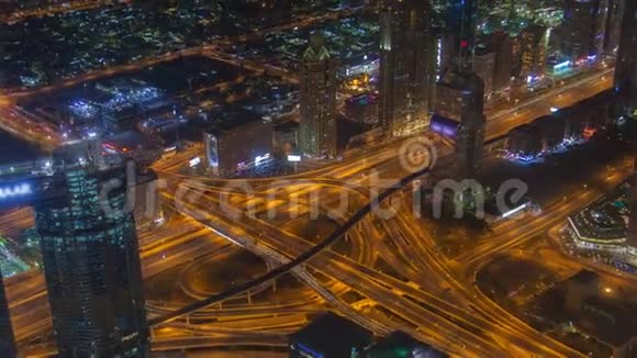 迪拜夜间交通高速公路路口超时阿联酋放大视频的预览图