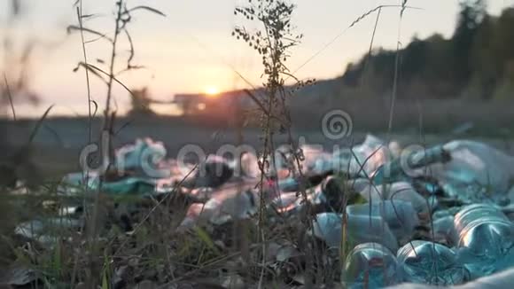 海滩沙滩上肮脏的海滨塑料瓶袋子等垃圾问题生态海洋污染视频的预览图