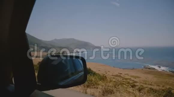 史诗般的车内拍摄惊人的阳光大苏尔海滩海岸和岩石概念的道路旅行沿标志性公路1视频的预览图