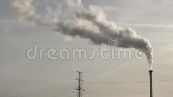 烟囱向天空排放烟雾视频的预览图