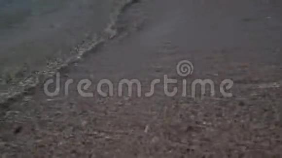 海水泡沫被钉在岸边视频的预览图