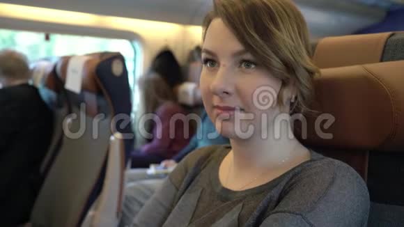 微笑轻松的女人坐火车旅行视频的预览图